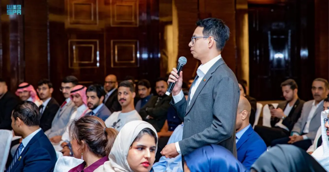 Saudi Minister of Communications and Information Technology Abdullah Al-Swaha met with Saudi students in Beijing during visit to China. (SPA)