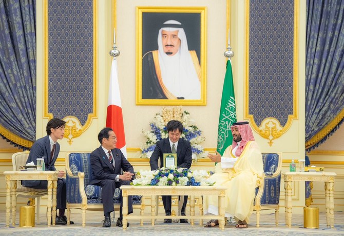 Saudi Arabia’s Crown Prince Mohammed bin Salman receives Japan’s Prime Minister Fumio Kishida at Al-Salam Palace in Jeddah on Sunday. (SPA)