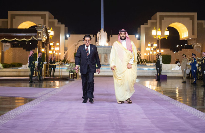 Saudi Arabia’s Crown Prince Mohammed bin Salman receives Japan’s Prime Minister Fumio Kishida at Al-Salam Palace in Jeddah on Sunday. (SPA)