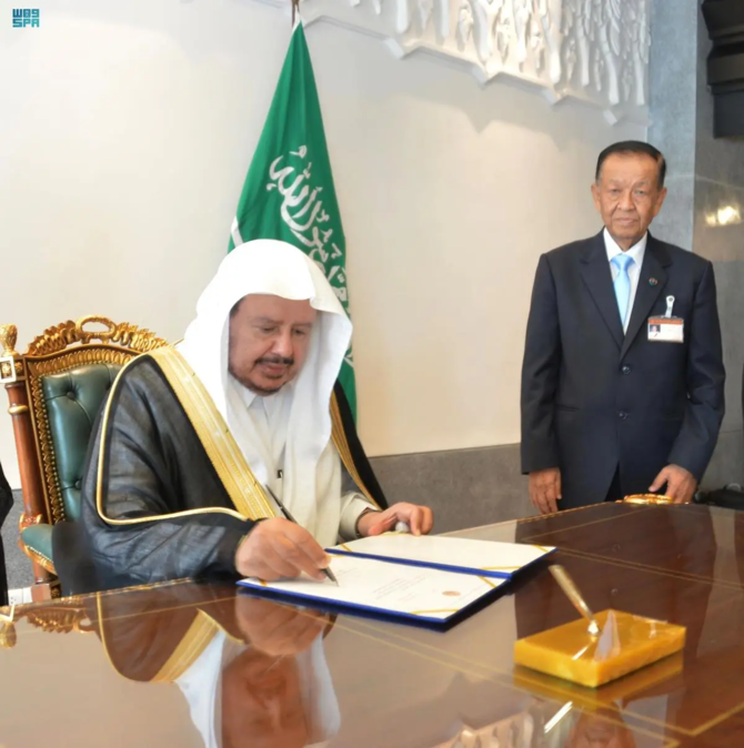 Speaker of the Saudi Shoura Council Sheikh Abdullah Al-Asheikh meets with Wan Muhamad Noor Matha, the speaker of the Thai House of Representatives. (SPA)