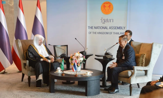 Speaker of the Saudi Shoura Council Sheikh Abdullah Al-Asheikh meets with Wan Muhamad Noor Matha, the speaker of the Thai House of Representatives. (SPA)