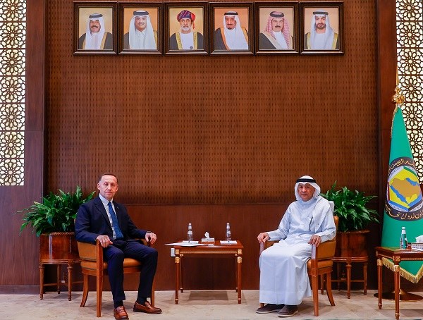 The Secretary-General of the GCC Jasem Mohamed Albudaiwi meets with Ukraine’s ambassador to Saudi Arabia Anatolii Petrenko in Riyadh on Thursday. (GCC)