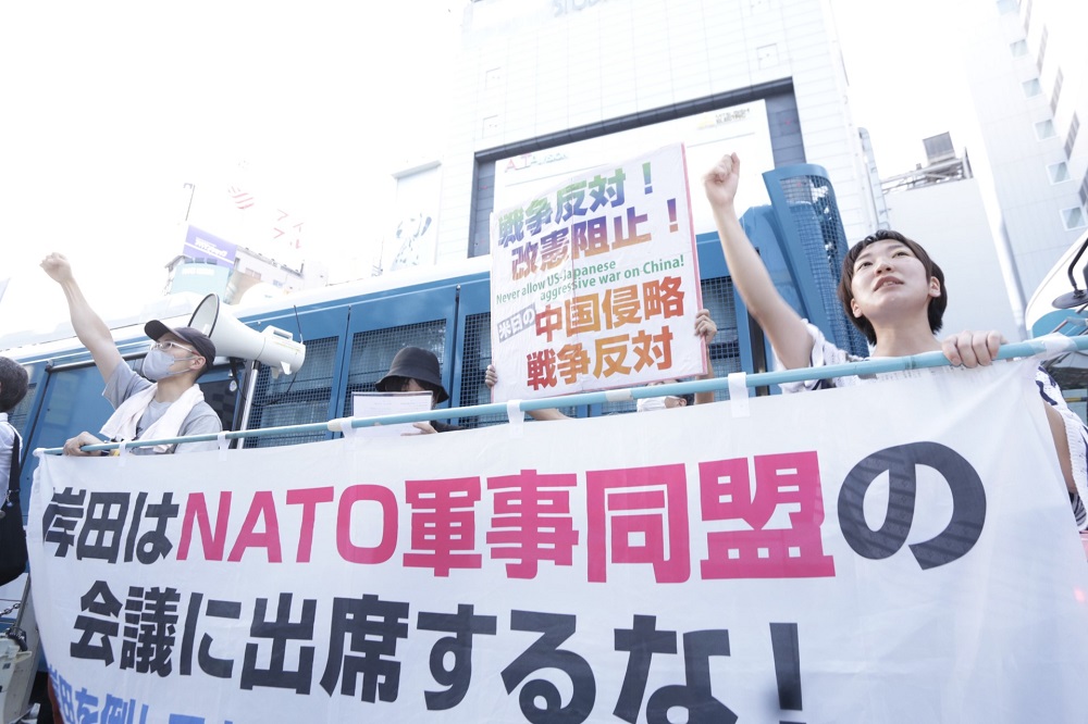 A demonstration took place in Tokyo’s Shinjuku district on Tuesday to protest Japan's participation in the NATO summit and the government's moves to export lethal weapons abroad. (ANJ)