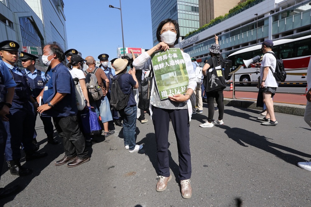 About 50 Japanese of North Korean descent protested in the busy Shinjuku district of Tokyo against an order to destroy a monument dedicated to the victims of forced labor during the period of Japanese colonization. (ANJ)