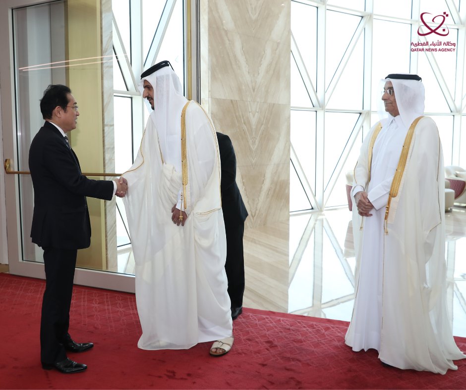 Kishida attended a summit meeting with Qatari Emir Sheikh Tamim bin Hamad Al Thani, in which they will discuss bilateral ties and cooperation in the field of energy. (QNA)
