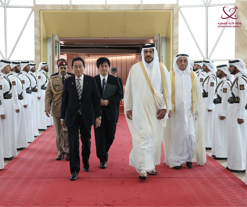 Kishida attended a summit meeting with Qatari Emir Sheikh Tamim bin Hamad Al Thani, in which they will discuss bilateral ties and cooperation in the field of energy. (QNA)