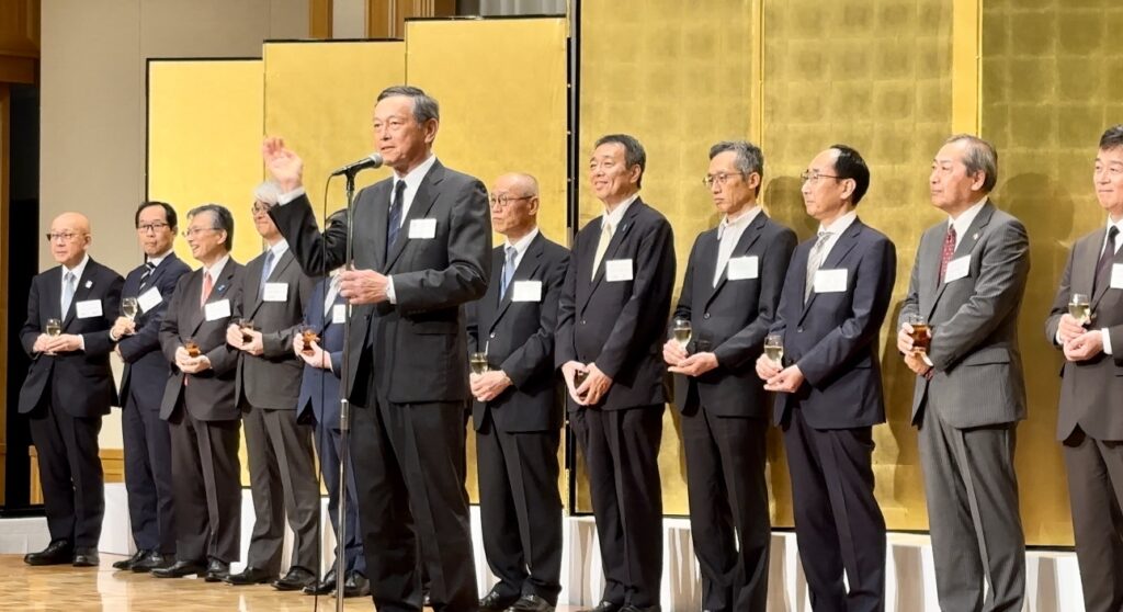 SAEKI Akitaka, President of the Middle East Institute greets the guests at the meeting held in Tokyo on June 29 for the Japanese ambassadors posted in that region. (ANJ photo) 