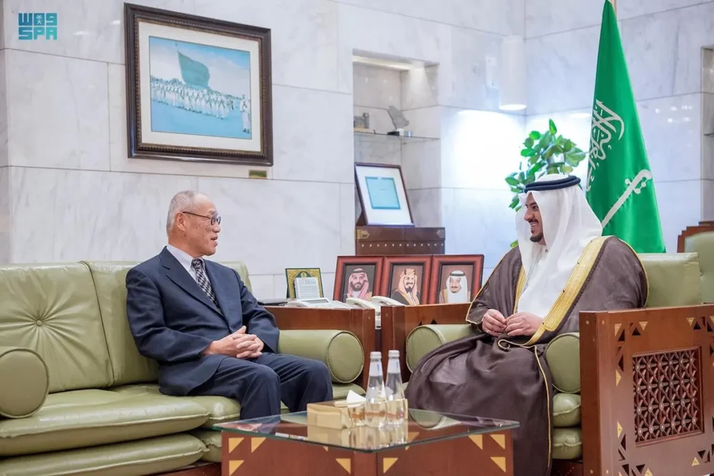 The governor met with the ambassador at his office at Al-Hakam Palace, where they exchanged cordial conversation. (SPA)