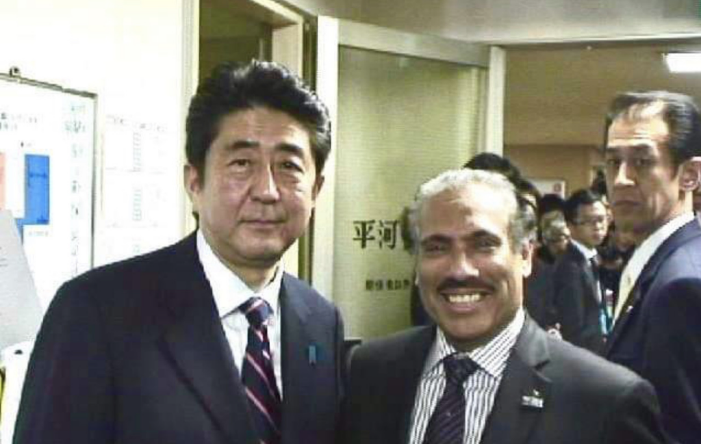  Former UAE Ambassador, Saeed Ali Alnowais congratulates then Prime Minister ABE Shinzo on the LDP win in the national elections in 2007. (ANJ) 