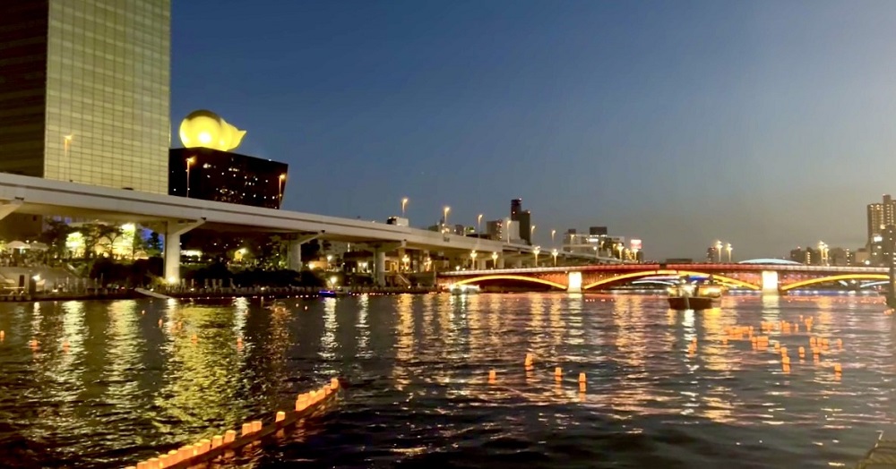 After a three-year hiatus, the Sumida River Lantern Festival (Toro Nagashi) was held in the popular Tokyo tourist district of Asakusa on Saturday. (ANJ/ Pierre Boutier)