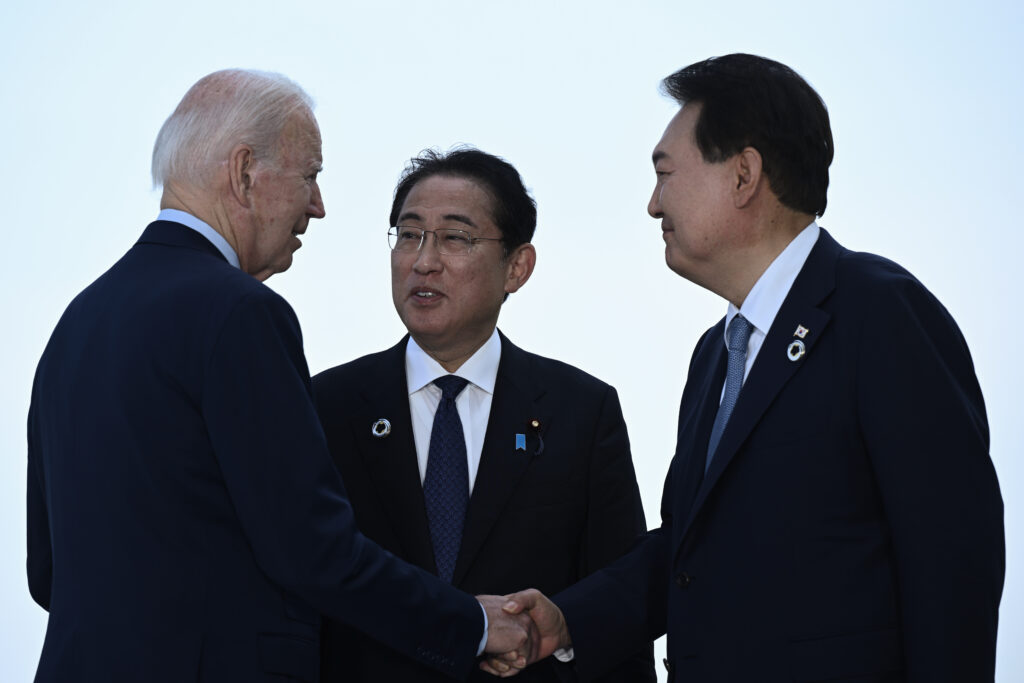 Japanese Prime Minister KISHIDA Fumio, US President Joe Biden and South Korean President Yoon Suk-yeol will also announce that their countries will hold a three-way summit meeting every year. (AFP)