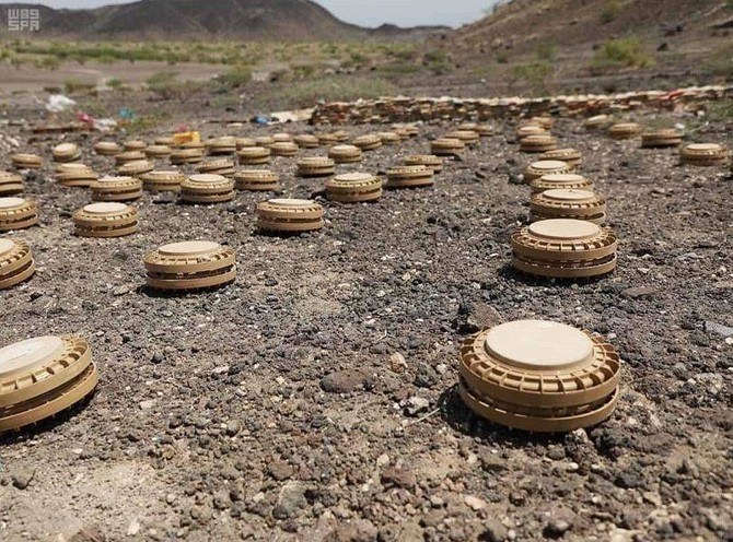Over 400,000 landmines in Yemen have been cleared so far since the start of the KSRelief operation. (File/SPA)
