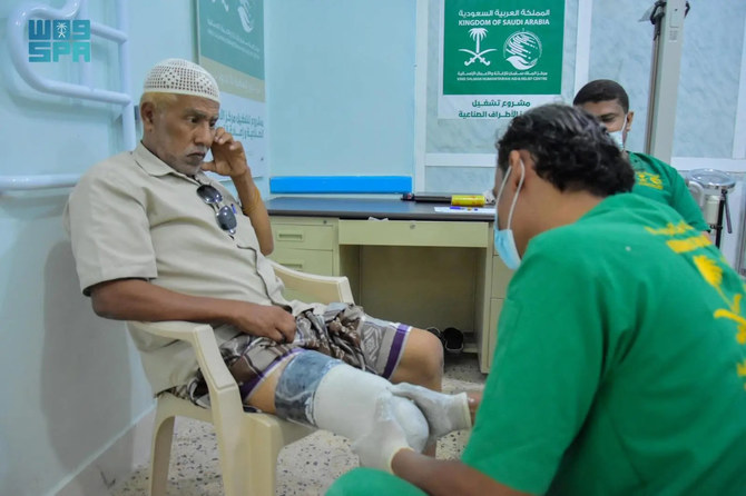 A medic at the Prosthetics and Limbs Center tends to a patient in Hadramaut's Seiyun district. (SPA photo)