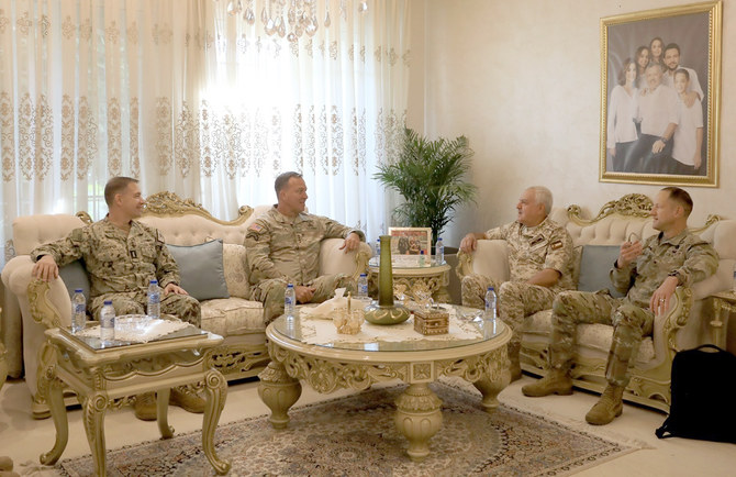 Maj. Gen. Yousef Huneiti receives a US military delegation. (Petra)