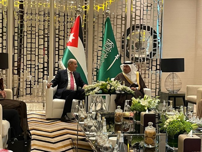 The session was co-chaired by Jordanian Minister of Labor, Youssef Shamali and Saudi Minister of Transport Saleh bin Nasser Al-Jasser. (Petra News Agency)