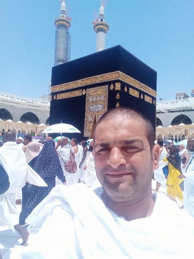 Jordanian globetrotter Issa Al-Qazaqza, who embarked in July on a cycling journey to spread a message of love amongst GCC states, while performing Umra in Makkah. (Supplied)