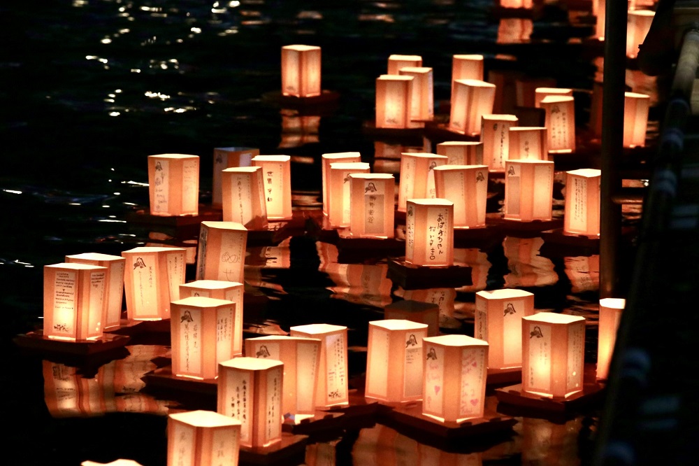 After a three-year hiatus, the Sumida River Lantern Festival (Toro Nagashi) was held in the popular Tokyo tourist district of Asakusa on Saturday. (ANJ/ Pierre Boutier)