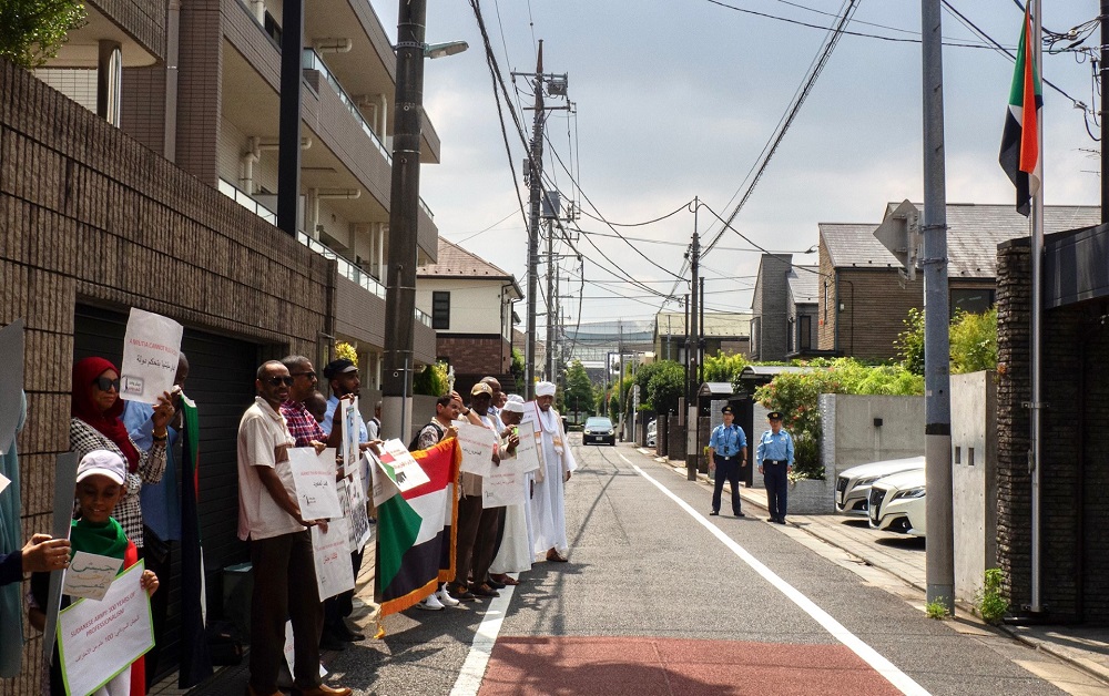 A small crowd of people demonstrated in front of the Sudanese Embassy in Tokyo on Sunday to support the Sudanese Army and condemn the military uprising by the Rapid Support Forces there. (ANJ/ Elina Pernin)