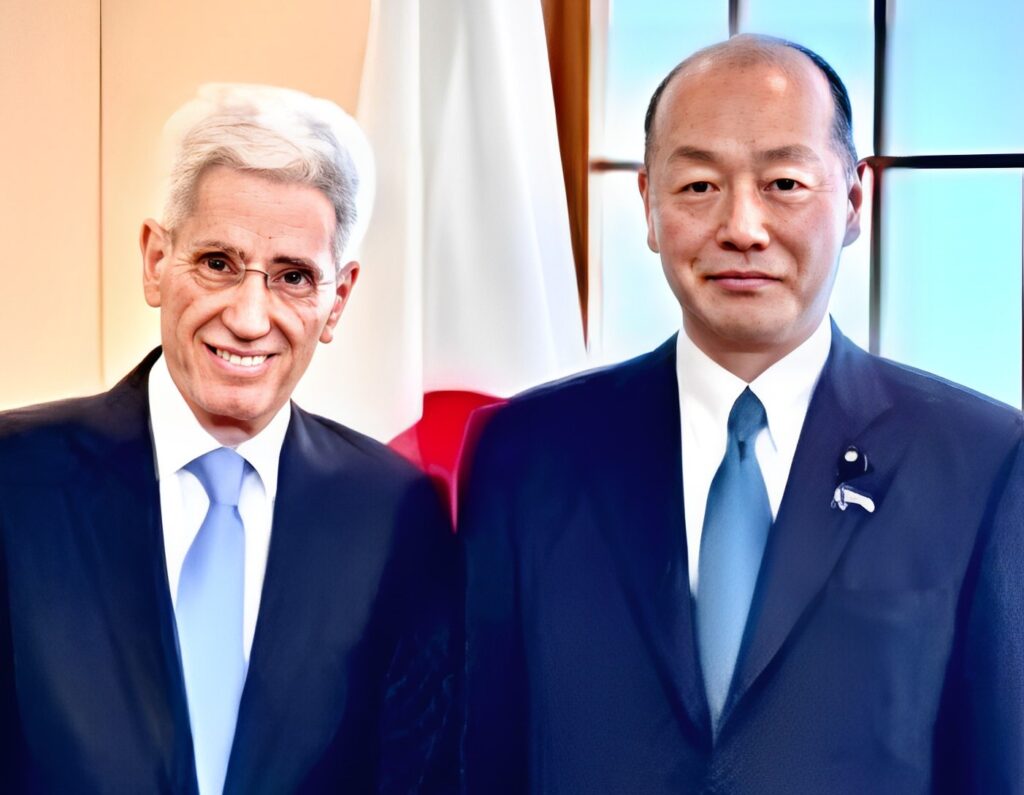 Vice-Minister of Foreign Affairs TAKAGI Kei and Algerian Ambassador to Japan Larbi Katti (MOFA). 