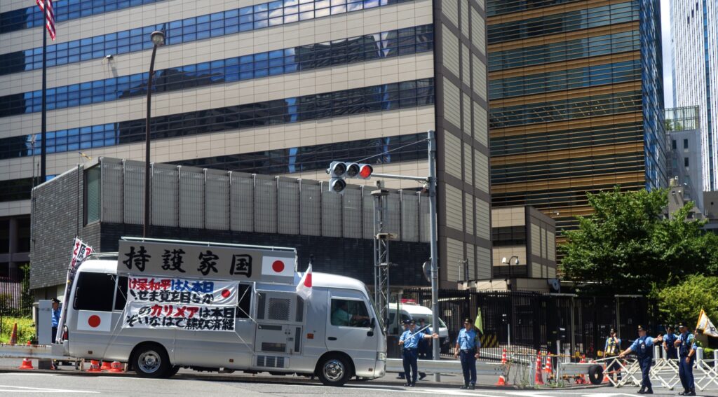 Activists took turns shouting from the loudspeakers to demand that the United States admit it committed a massacre against Japan. (ANJP).