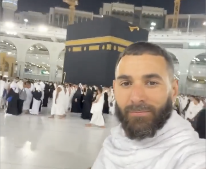 Benzema performs Umrah. Videograb