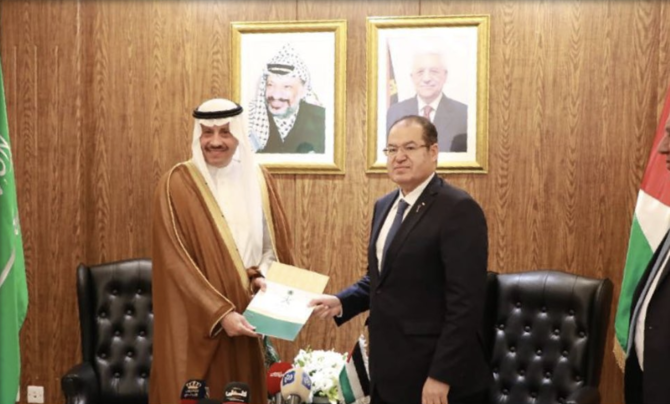 Al-Sudairi presented his credentials to Majdi Al-Khalidi, Diplomatic Affairs advisor to the Palestinian President, at the headquarters of the Palestinian Embassy in Amman. (Twitter/@KSAMOFA)