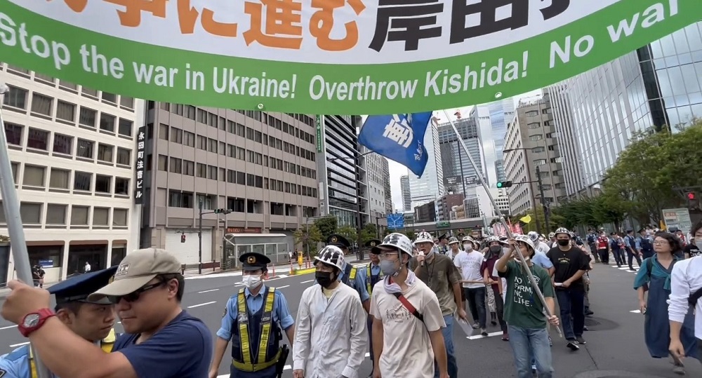Eight hundred students from the Zengakuren student league, union members and anti-US base demonstrators criticized the political moves of the Prime Minister. (ANJ/ Pierre Boutier)