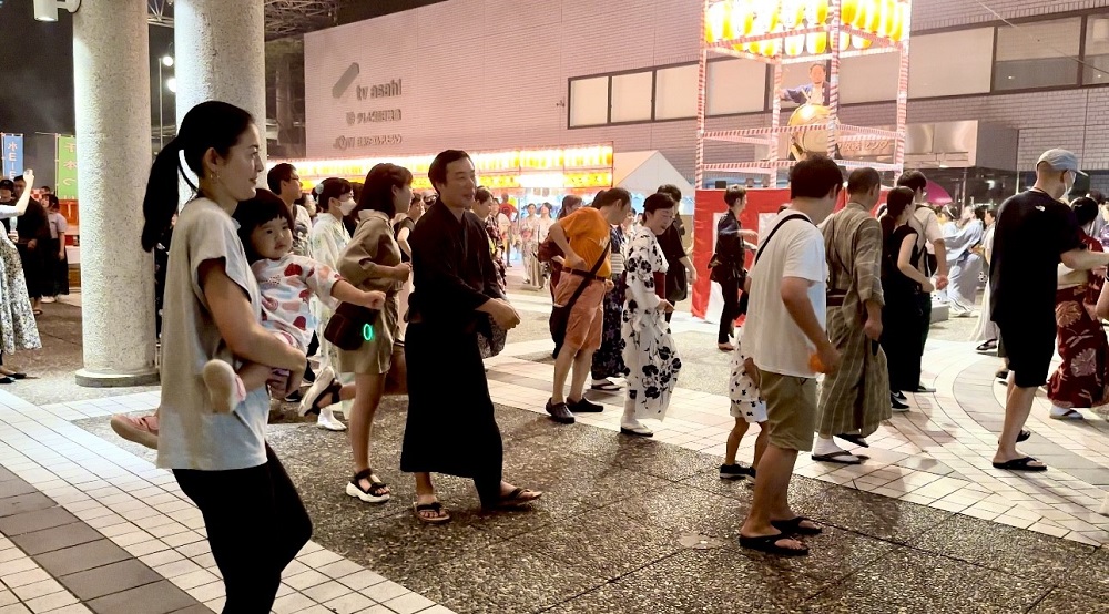 The Autumn Festival is held at the same time as the Akasaka Hikawa Shrine Festival, which sees a mikoshi togyo (relocating the shrine’s spirit in a portable shrine) and features Bon-odori dancing, food stalls and open-air markets. (ANJ)