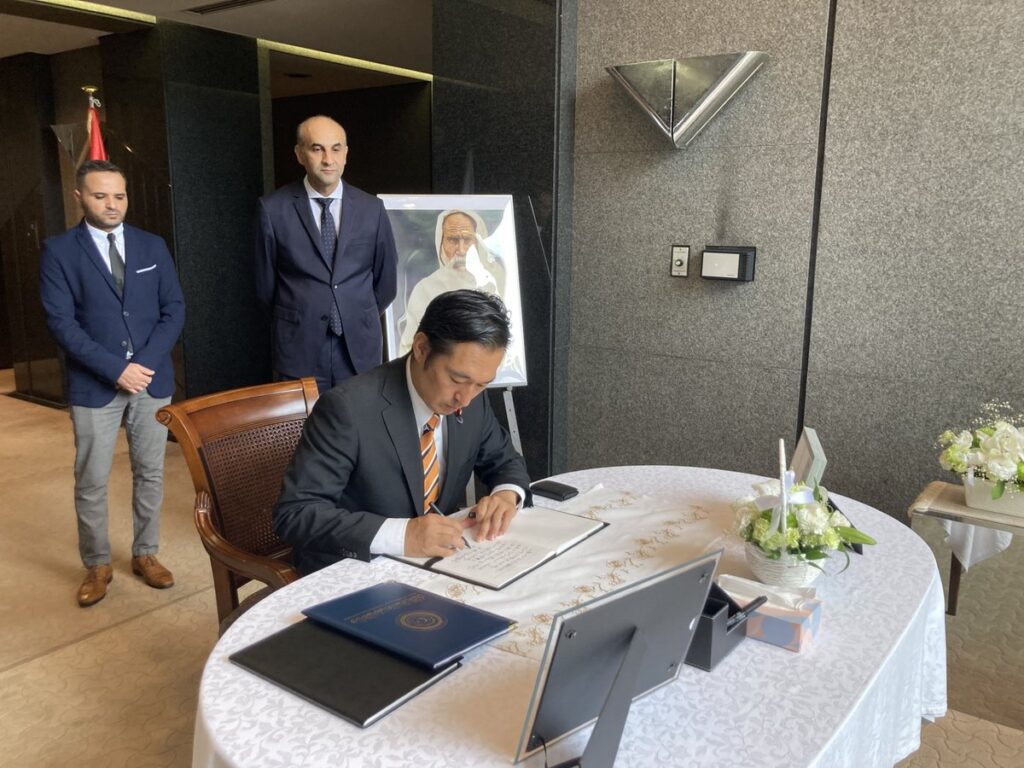 Parliamentary Vice-Minister for Foreign Affairs FUKAZAWA Youichi signing the Condolence Book. (MOFA)