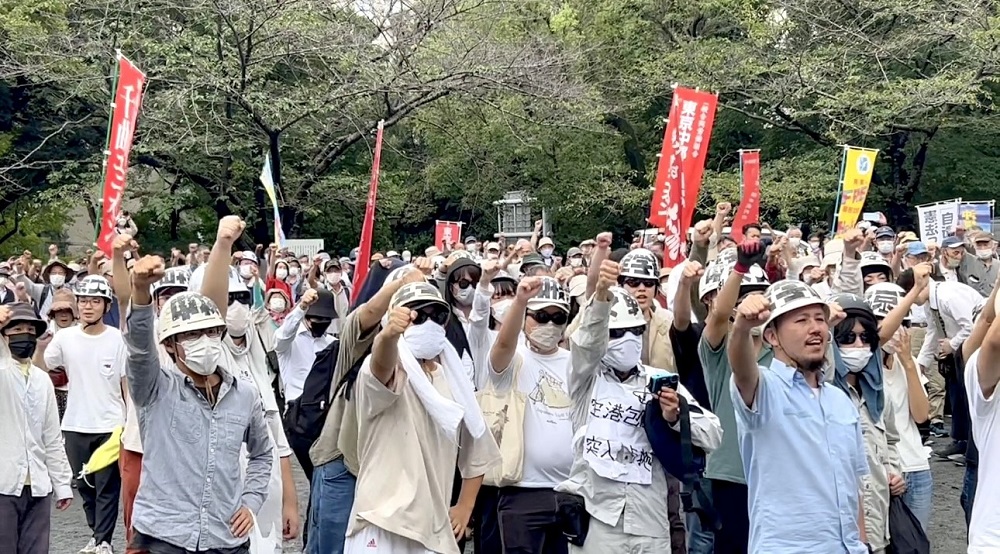 Eight hundred students from the Zengakuren student league, union members and anti-US base demonstrators criticized the political moves of the Prime Minister. (ANJ/ Pierre Boutier)