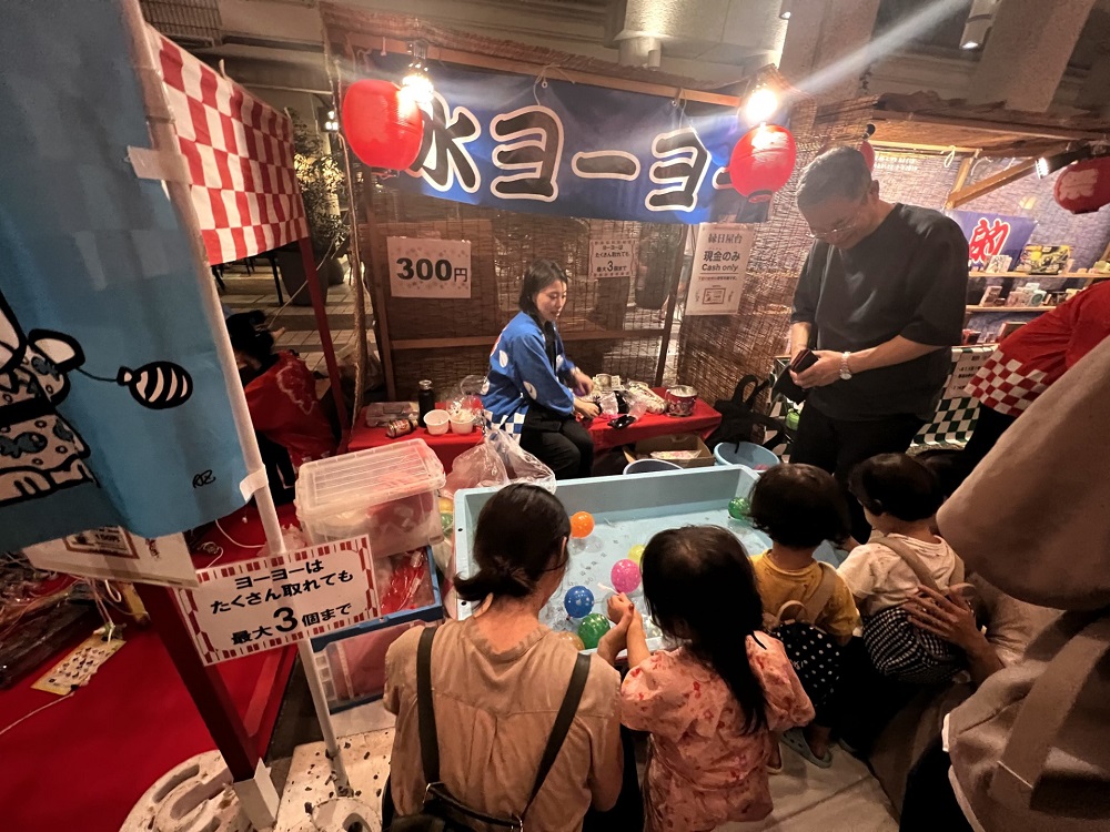 The Autumn Festival is held at the same time as the Akasaka Hikawa Shrine Festival, which sees a mikoshi togyo (relocating the shrine’s spirit in a portable shrine) and features Bon-odori dancing, food stalls and open-air markets. (ANJ)