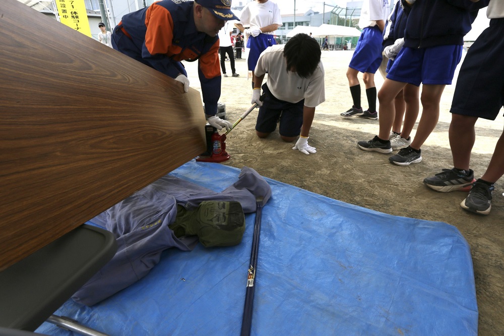 Schoolchildren aged 12 to 14 participated in drills in preparation for a big earthquake on the 100th anniversary of the Great Tokyo Earthquake that killed over 140,000 people in 1923. (ANJ)