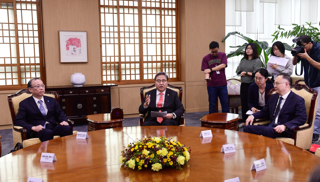 Takehiro Funakoshi, senior deputy foreign minister of Japan, Chinese Assistant Foreign Minister Nong Rong and Jung Byung-won, South Korea's deputy foreign minister, held talks in Seoul. (AFP)