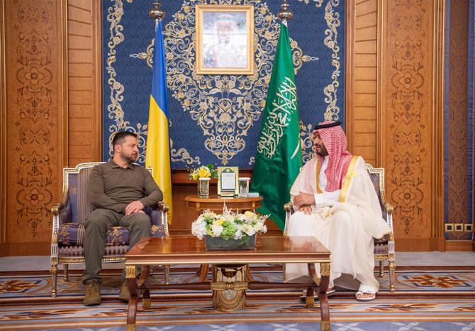 This picture taken on May 19, 2023 shows Saudi Crown Prince Mohammed bin Salman meeting with Ukraine's President Volodymyr Zelensky (L) on the sidelines of the Arab League Summit in Jeddah. (SPA/File)