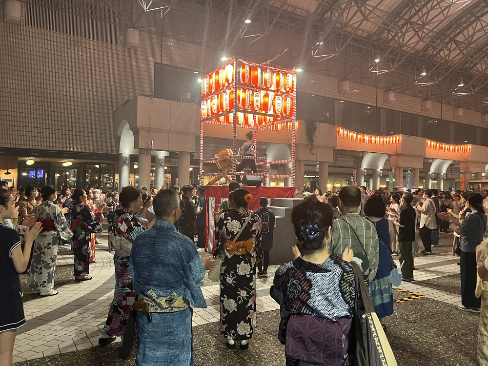 The Autumn Festival is held at the same time as the Akasaka Hikawa Shrine Festival, which sees a mikoshi togyo (relocating the shrine’s spirit in a portable shrine) and features Bon-odori dancing, food stalls and open-air markets. (ANJ)