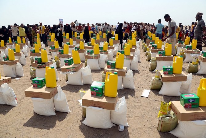 Yemenis displaced by the conflict, receive food aid and supplies. (File/AFP)