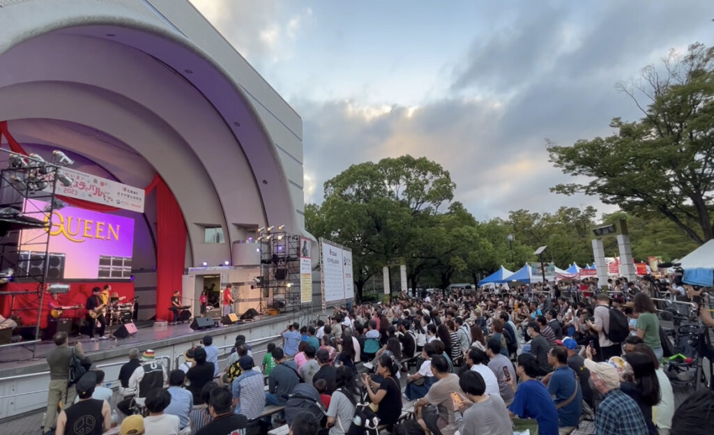 The purpose of the festival was for the two communities to appreciate the other’s culture, and on the stage both rock and traditional Chinese music could be heard. (ANJ / Pierre Boutier) 