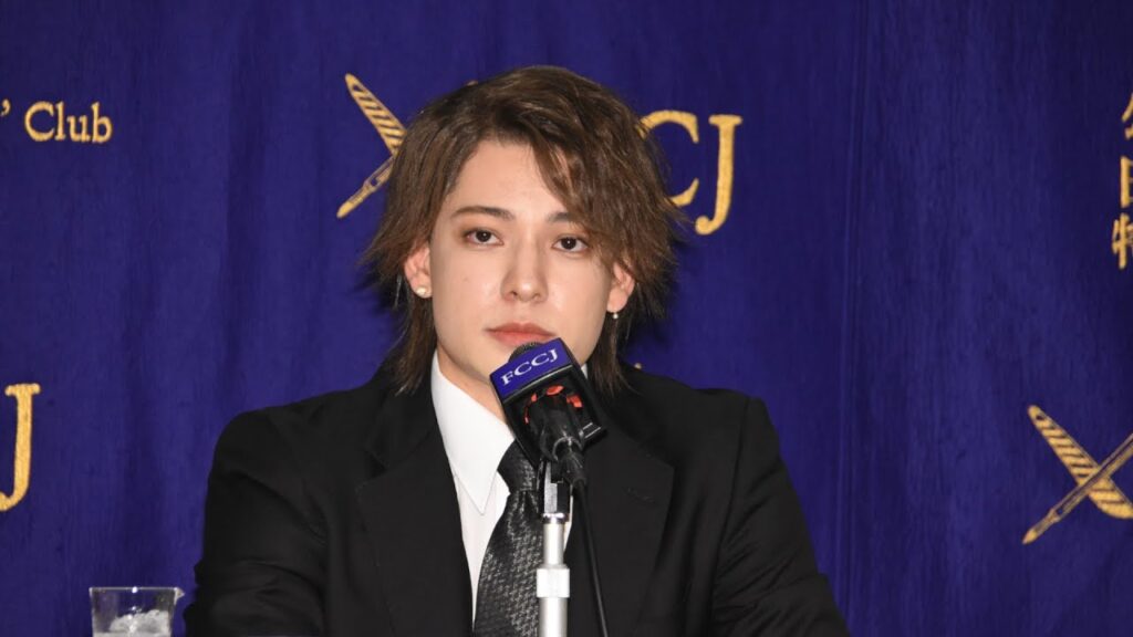 Japanese Brazilian Kauan Okamoto holding a press conference on September 8, after Johnny & Associates admitted that the late founder sexually assaulted multiple young talents. (YouTube) 