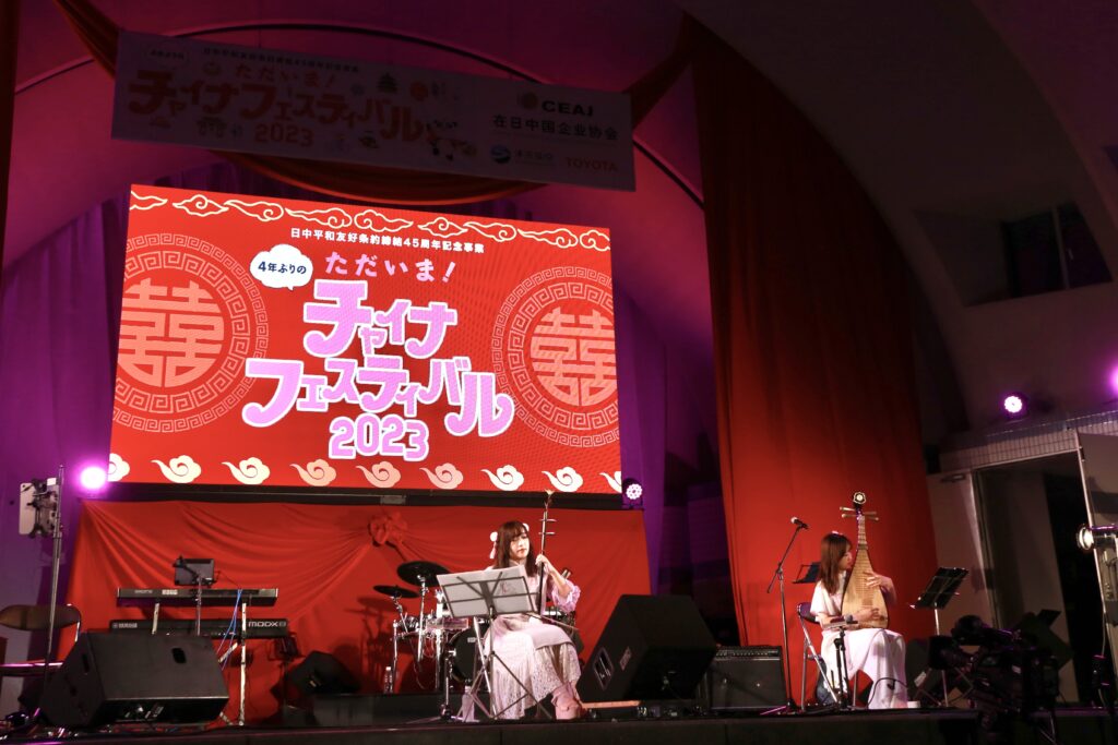 The purpose of the festival was for the two communities to appreciate the other’s culture, and on the stage both rock and traditional Chinese music could be heard. (ANJ / Pierre Boutier) 