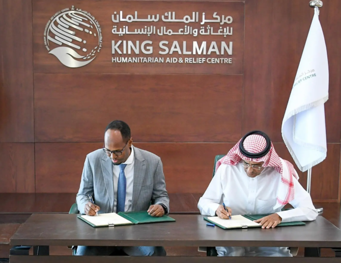 KSRelief signing an agreement with a Somali civil society organization to supply clean drinking water in drought-affected communities. (SPA)