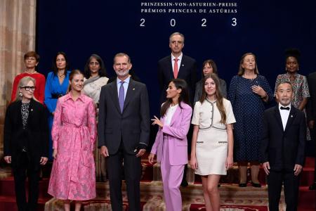 (From Front-L) US actress Meryl Streep, Spanish Crown Princess of Asturias Leonor, Spain's King Felipe VI, Spain's Queen Letizia, Spanish Princess Sofia and Japanese writer Haruki Murakami pose for a group picture with members of The Drugs for Neglected Diseases initiative (DNDi) non-profit and the Mary's Meals non-profit, ahead of the 2023 Princess of Asturias award ceremony at the Campoamor theatre in Oviedo on October 20, 2023. (AFP)