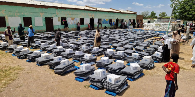 Blankets and kitchen sets are distributed to Sudanese families displaced in Khartoum, and are currently residing in gathering sites in Gedaref. (IOM photo)