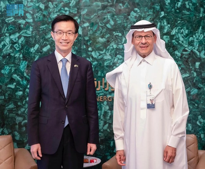 Saudi Energy Minister Prince Abdulaziz bin Salman and South Korea’s Minister of Trade, Industry and Energy Bang Moon-kyu in Riyadh. (SPA)