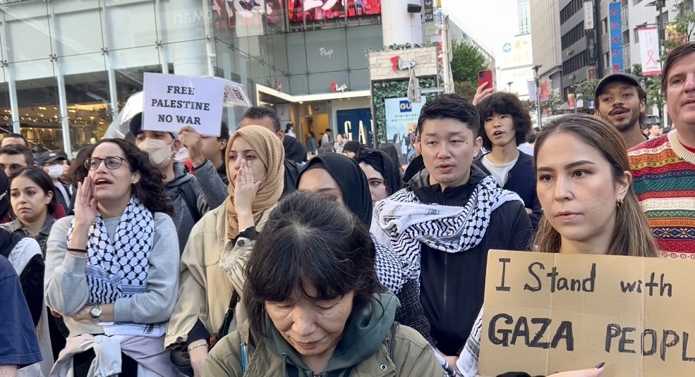 Several hundred Japanese and foreign residents gathered in the Shinjuku district of Tokyo on Sunday, calling for peace in the Middle East as Israel prepares to move on Gaza in its war against Hamas. (ANJ)