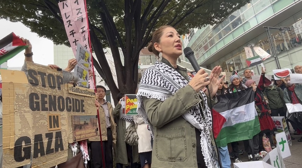 Several hundred Japanese and foreign residents gathered in the Shinjuku district of Tokyo on Sunday, calling for peace in the Middle East as Israel prepares to move on Gaza in its war against Hamas. (ANJ)