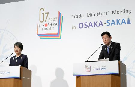 Japan's Minister of Economy, Trade and Industry Yasutoshi Nishimura (right) and Japan's Minister for Foreign Affairs Yoko Kamikawa attend a press conference during the G7 Trade Ministers' meeting in Osaka on October 29, 2023. (Photo by JIJI PRESS / AFP)