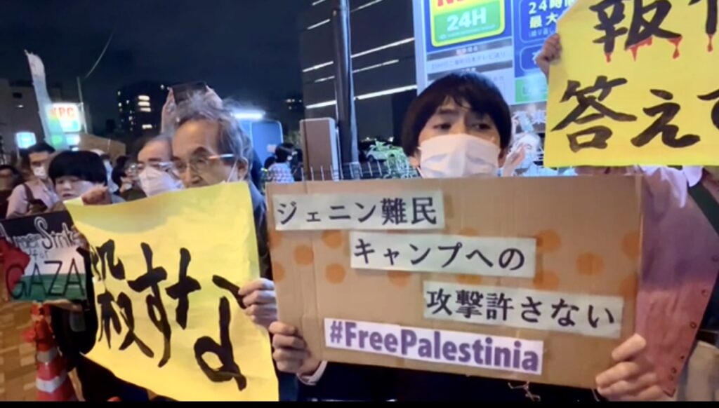 Protesters lit candles and held up signs as they chanted slogans calling for an end to the occupation and a boycott of Israel. (ANJ/ Pierre Boutier) 