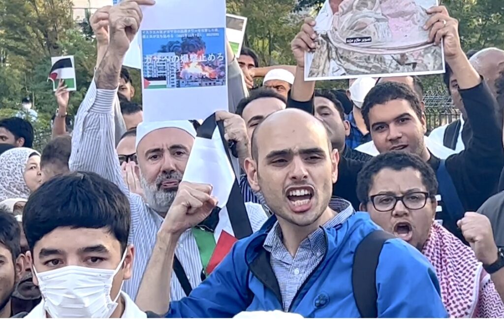 Demonstrators raised Palestinian flags and chanted slogans calling for an end to the colonization of Palestine. (ANJ)