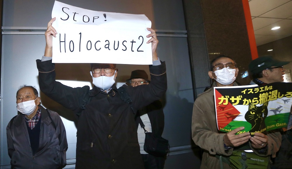 Demonstrators called for an immediate ceasefire, highlighting the fact that 40 percent of the 11,000 Palestinian casualties since the start of the conflict have been children. (ANJ)