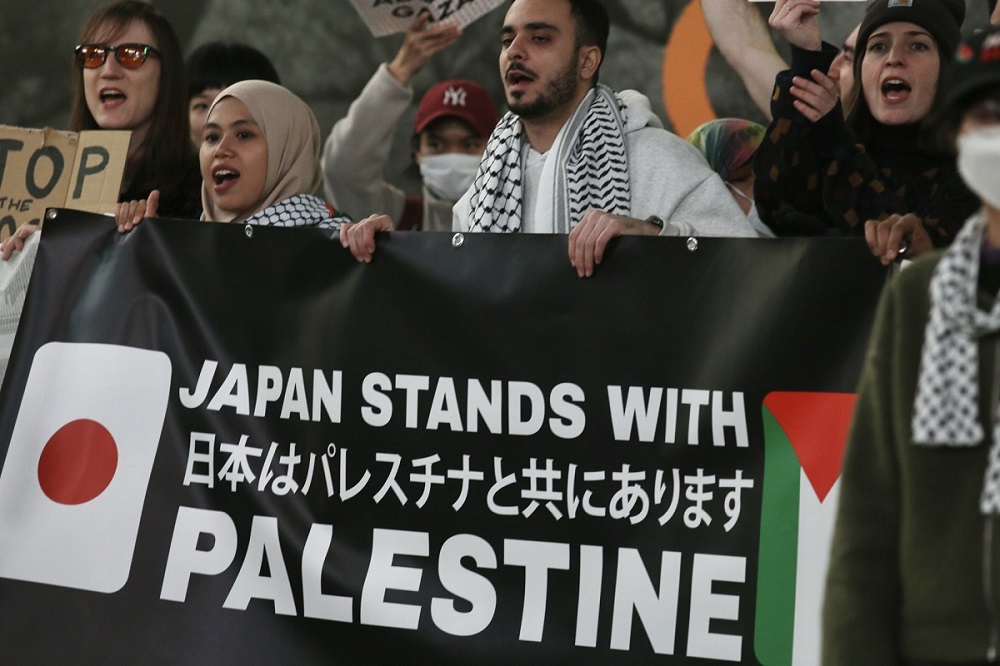 During the demonstration the names of victims of the bombings published by Gaza’s Ministry of Health were printed on a long banner and carried around by the demonstrators. (ANJ)